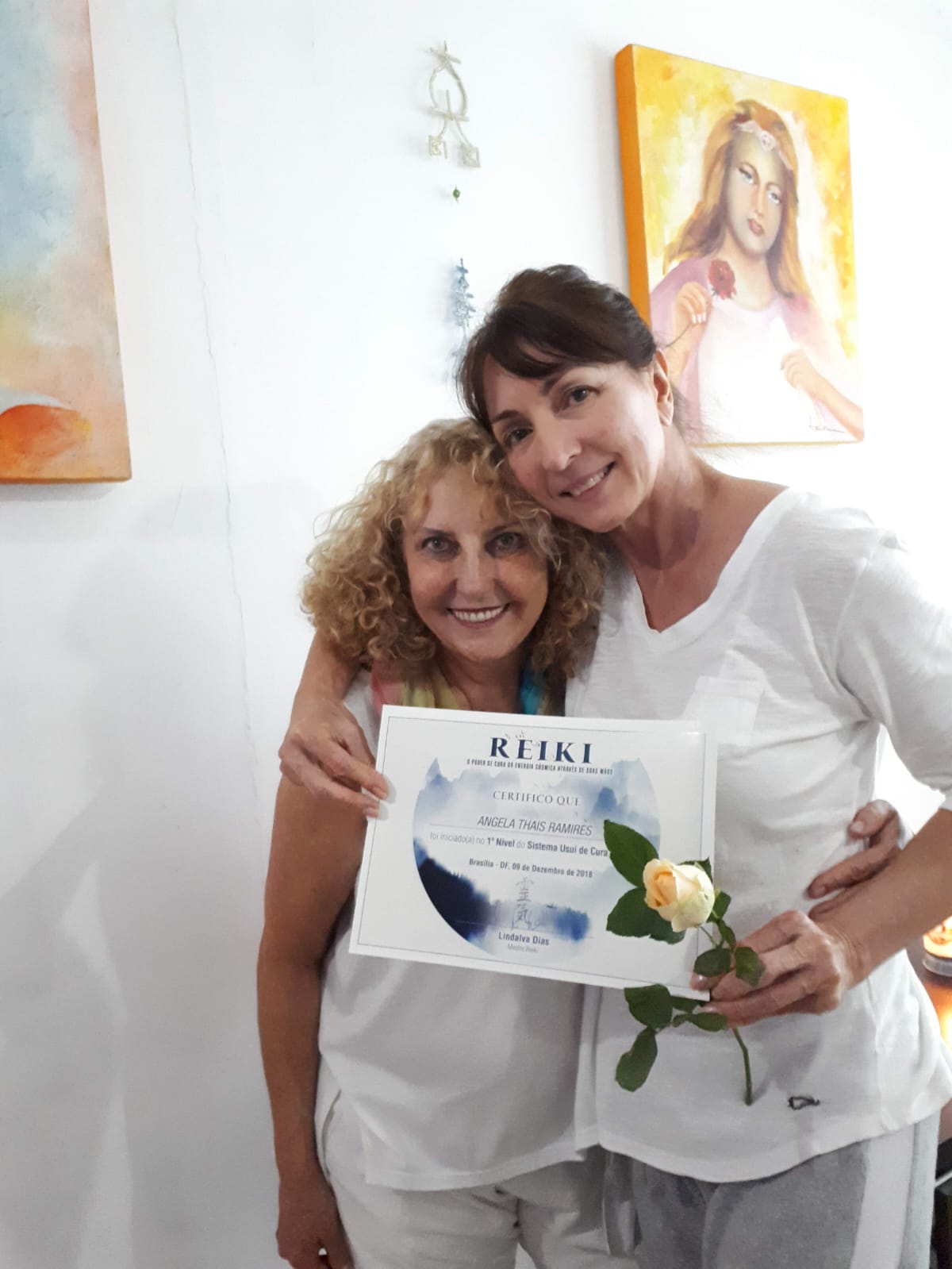 Lindalva Dias com aluna no Espaço Sol após curso de Reiki